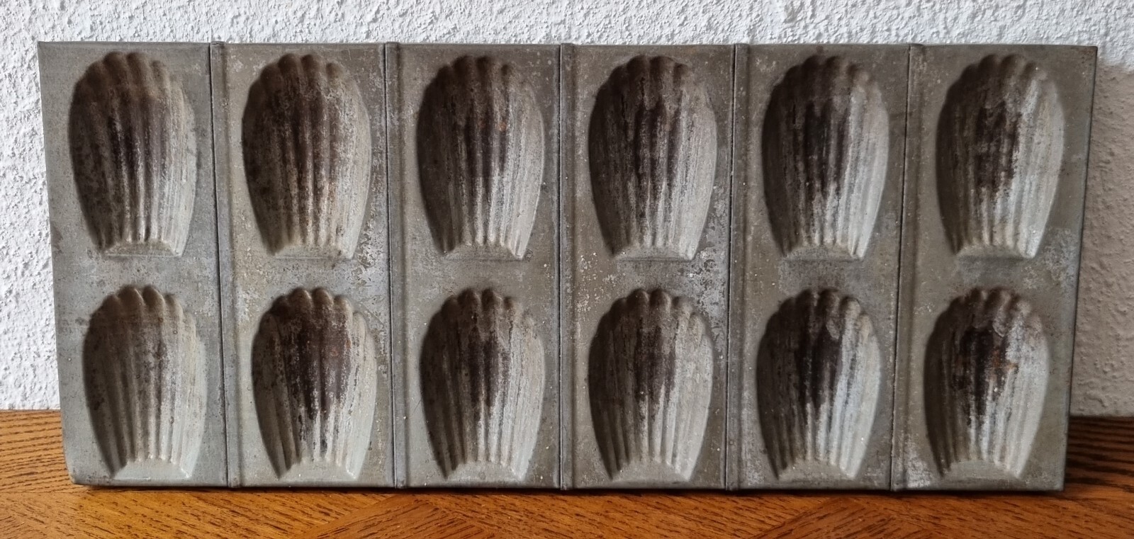 Schöne Madeleine Backformen, Weißblech / fer blanc - shabby chic, France um 1920