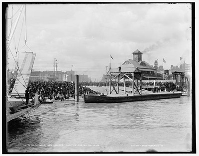 Photo:Mardi Gras, New Orleans, awaiting Rex on the levee