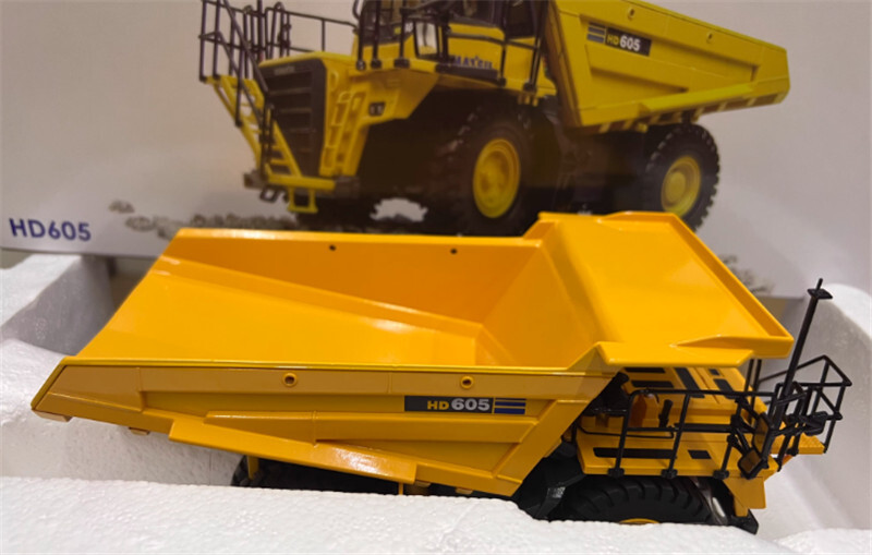 ミニカー KOMATSU HD605 Komatsu HD605 Off-Highway Dump Truck 