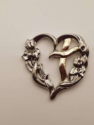 Pin Solapa Corazón Floral Tono Plata CON Cruz Tono Dorado Interior - Imagen 4 de 6
