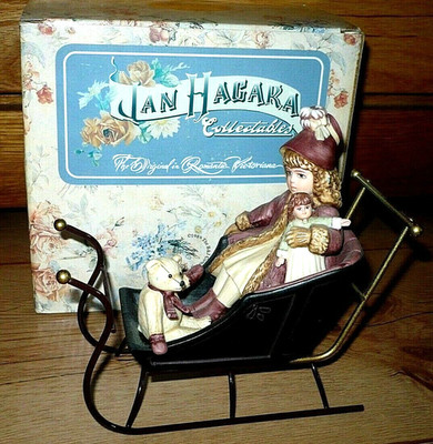 Puppe Mädchen Figur Megan im Schlitten Teddy Bär Jan Hagara Georgetown Keramik