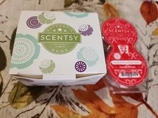 Scentsy Mini Fan Diffuser with Cranberry Candy Cane Scent Pods
