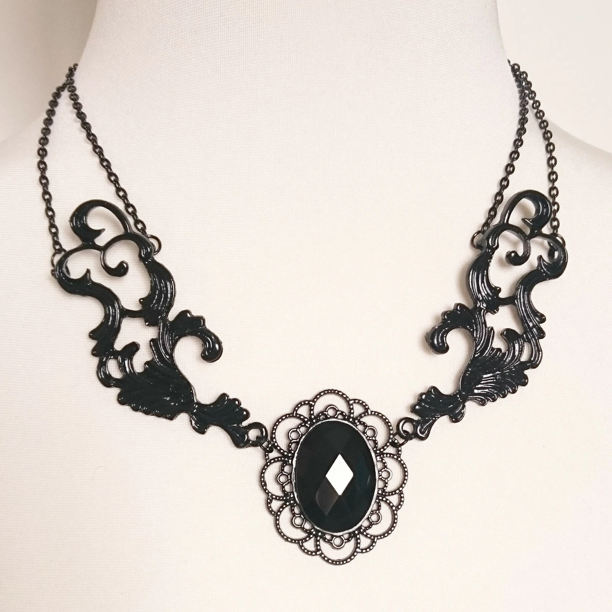 Black metal outlet neck chains