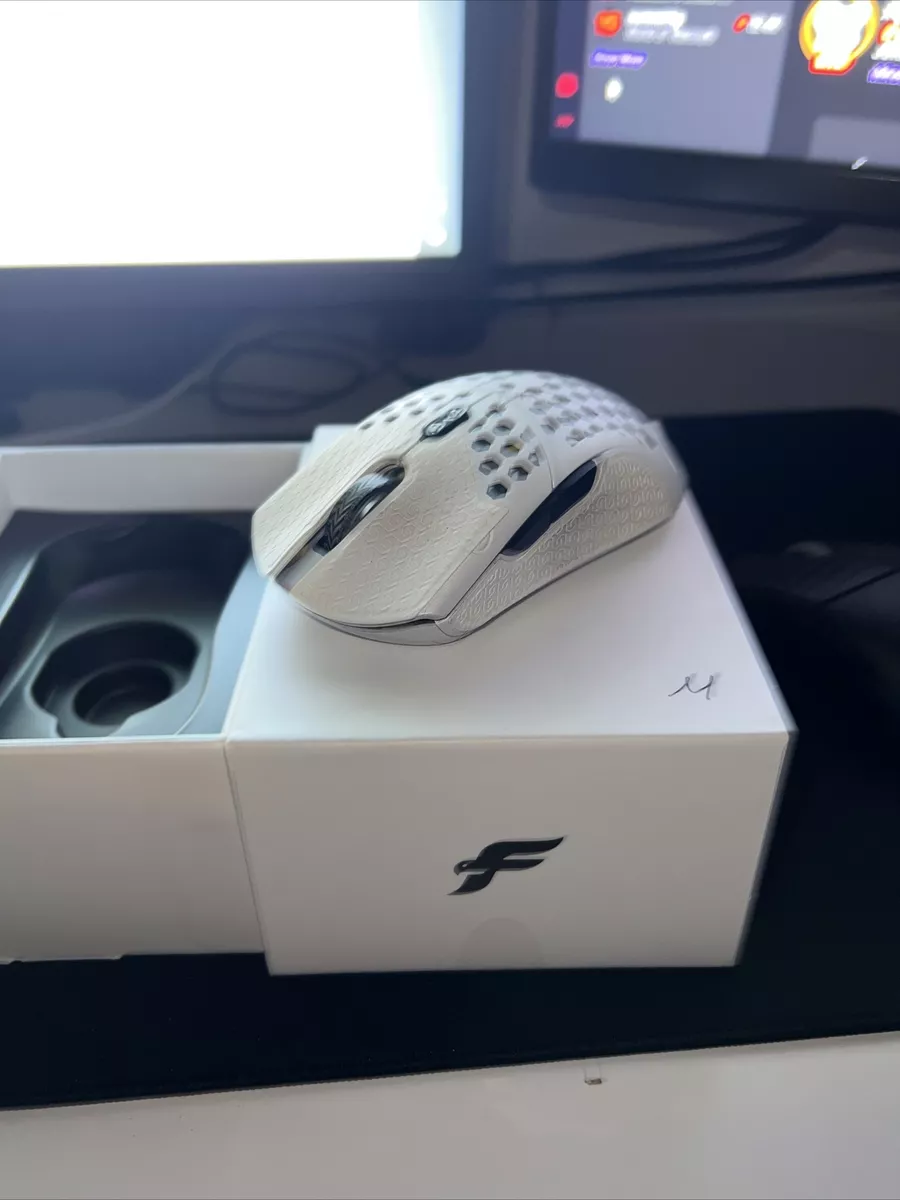 finalmouse starlight 12 pegasus medium + grips + tiger ice skates