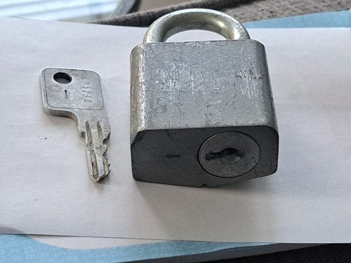 1970's Eaton / Yale Vintage Industrial Padlock Great Shape With 1Original Keys - Picture 10 of 14