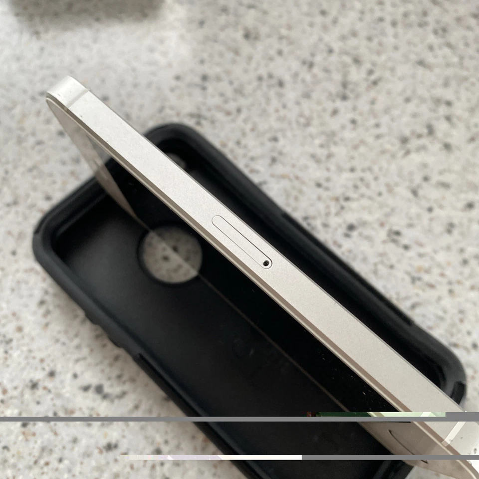 Apple iPhone SE A1723 64GB Silver 1st Gen Unlocked - Good Condition - Image 4 of 4