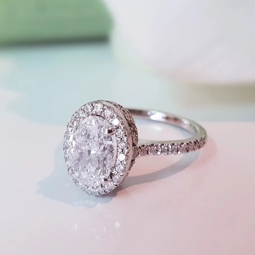Anillo de compromiso con halo de moissanita de corte ovalado de 2,25 quilates enchapado en oro blanco de 14 quilates - Imagen 3 de 8