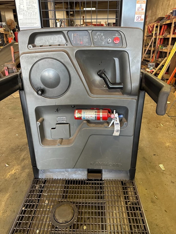 RAYMOND ORDER PICKER 3000LB 273" LIFT W/ BATTERY&CHARGER 42" FORK 118" TALL - Image 3 of 4