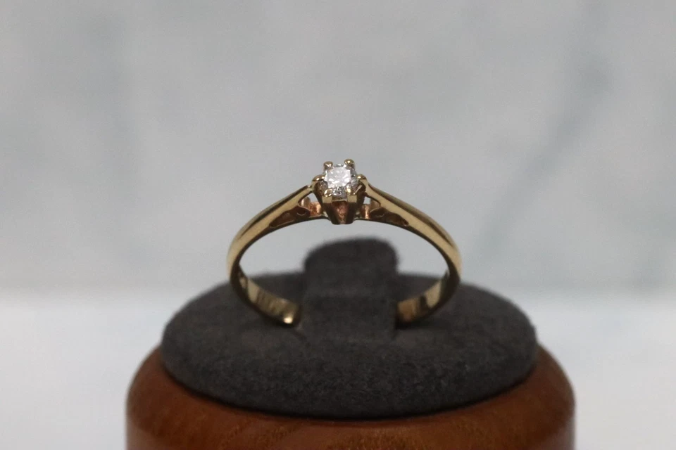 Anillo solitario de diamante de oro amarillo de 9 quilates - talla N3/4 - sello del Reino Unido Foto 3 de 4