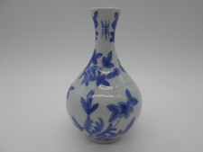 PETIT VASE DÉCOR FLORAL EN PORCELAINE DE CHINE OU JAPON SIGNATURE A IDENTIFIER