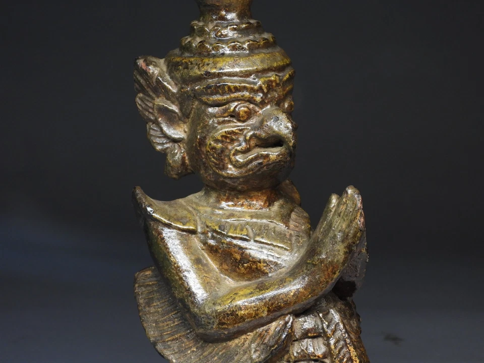 Antigua estatua budista hindú Garuda de madera dorada y lacada de la India tallada Foto 2 de 4