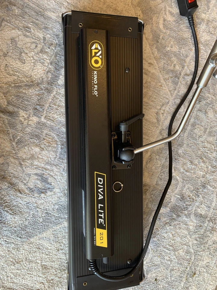 Kino Flo Diva-Lite 201 Two Light Kit + Hard Case Bulbs + Flozier  - Image 3 of 4