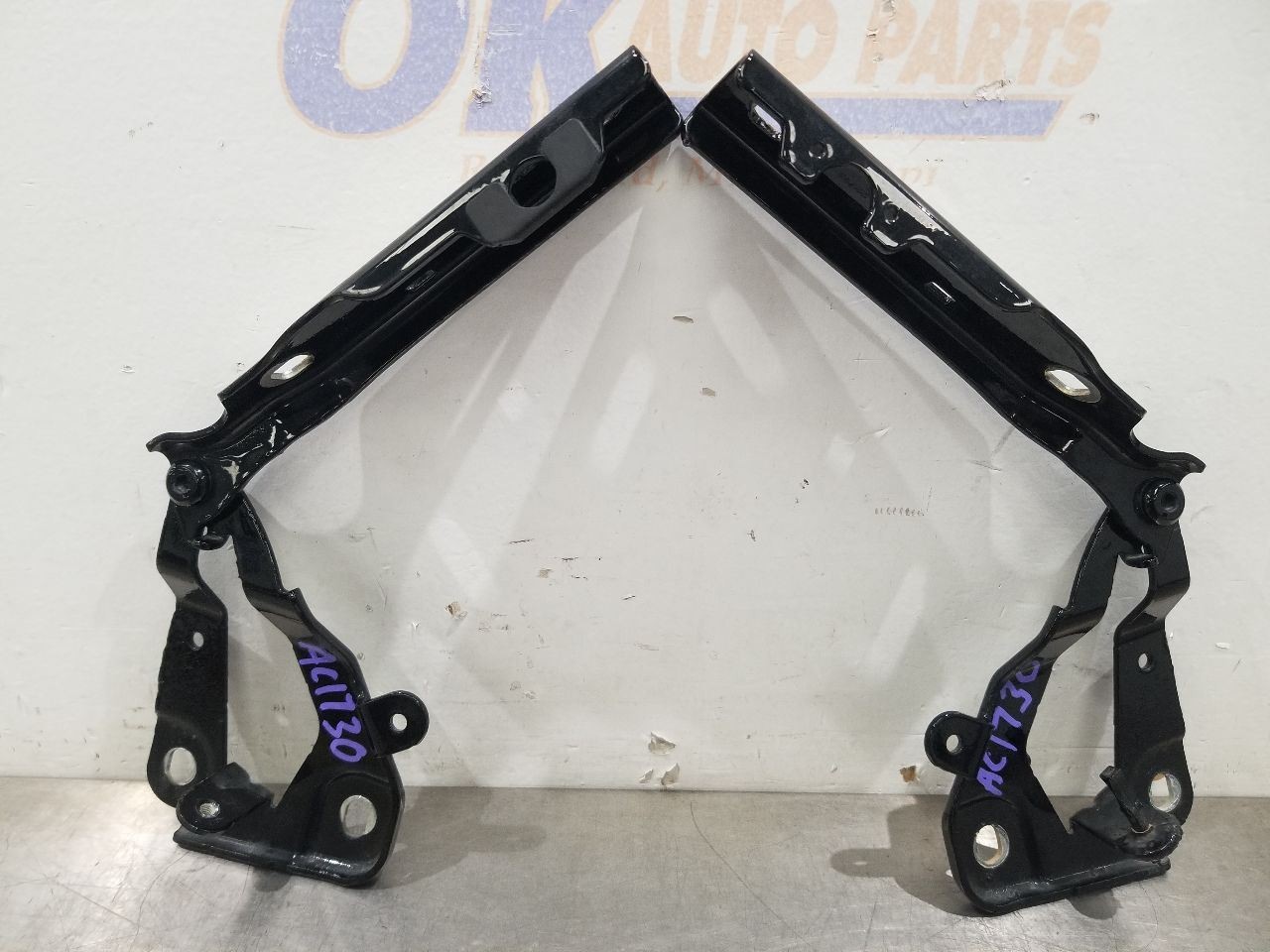 17 BENTLEY BENTAYGA HOOD HINGE SET PAIR 36A823301D 36A823302D
