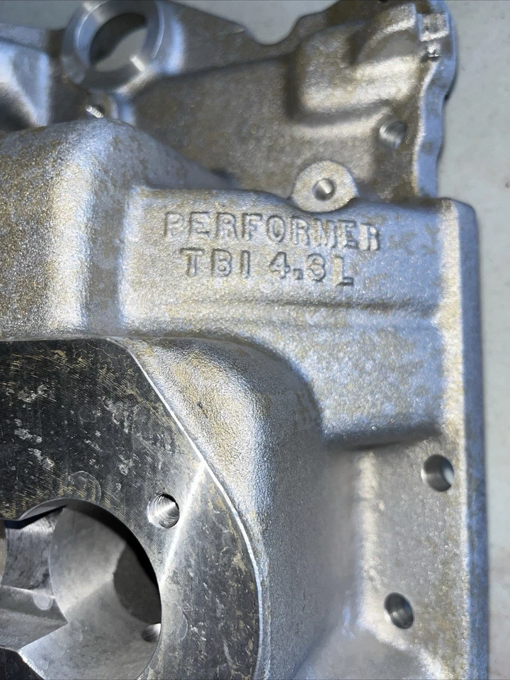 Colector de admisión Edelbrock 3713; Performer doble plano satinado para Chevy 4,3 L V6 Foto 2 de 4