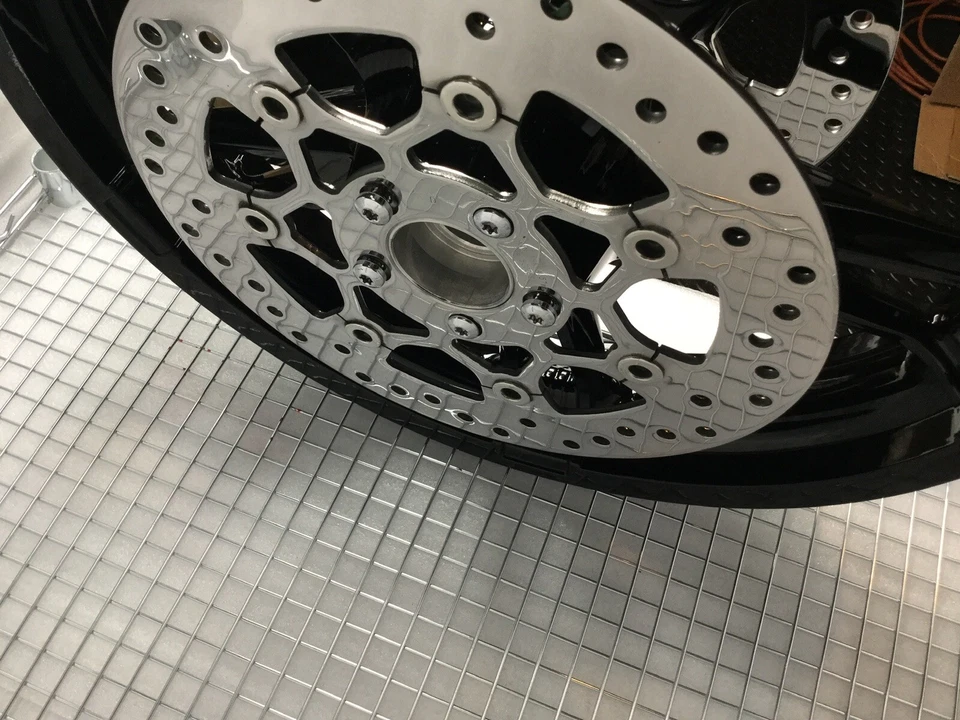 HARLEY FRONT TRI glide FREEWHEELER GLOSS BLACK WHEEL & BEARINGS 2014-24 OUTRIGHT - Image 4 of 4