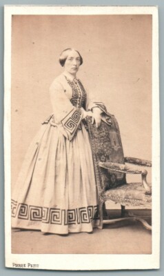 CDV 1862 Frau trägt Kleid mit geometrischen Mustern. Foto Pierre Petit Paris