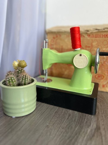 WORKING! Vintage Soviet mini Sewing Machine USSR Children Toy Green Metal ДШМ-1 - Picture 4 of 11