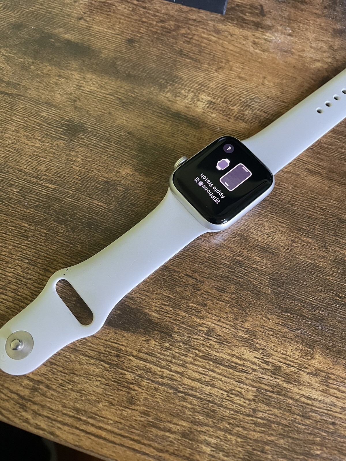 Apple Watch SE 40mm GPS Starlight Aluminum Case with Sport Band S/M 2022 Model-image