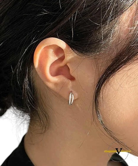 ORECCHINI DONNA A CERCHIO CON ZIRCONI BIANCHI IN ARGENTO 925 - Immagine 2 di 4