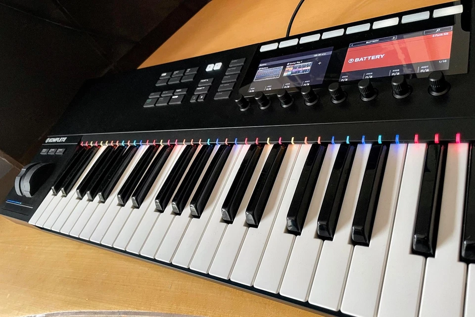 Native Instruments Komplete Kontrol S61 Mk2 Keyboard  OVP - Bild 2 von 4