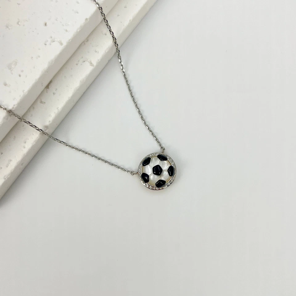 Collar colgante corto de plata de fútbol Kendra Scott en marfil nácar Foto 3 de 4