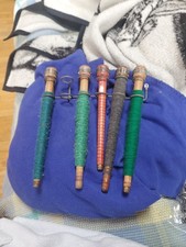 VINTAGE LOT OF 5 WOODEN TEXTILE BOBBIN SPINDLES W/Gray, Green & Rack