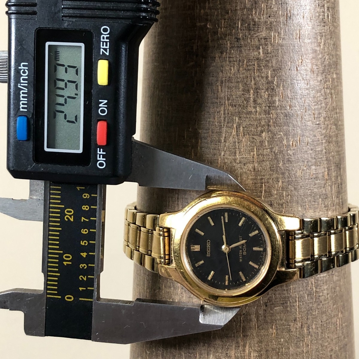 Seiko Women V701-2D70 Fashion Black Dial Gold Tone Quartz  display picture 3