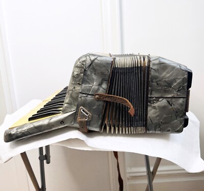 Vintage HOHNER Verdi III b , 120 BASS Accordion Made In Germany