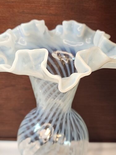 Beautiful Fenton French Opalescent Spiral Optic Ruffled Glass Vase 4516 Gift - Picture 2 of 11