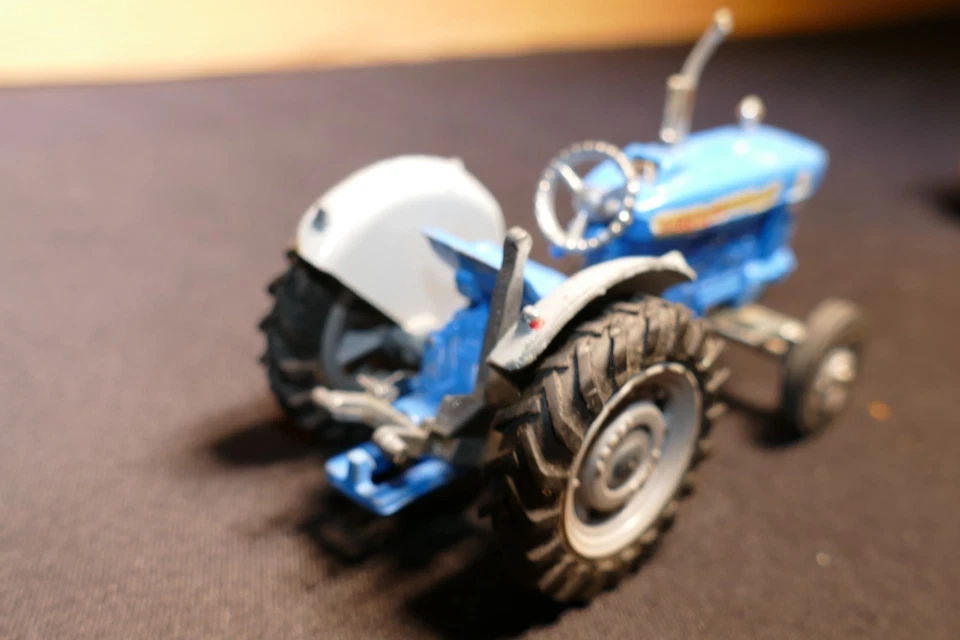 Corgi Toys -  Nr. 67 Ford Traktor Super Major + Nr. 58 Viehtransportanhänger - Bild 4 von 4