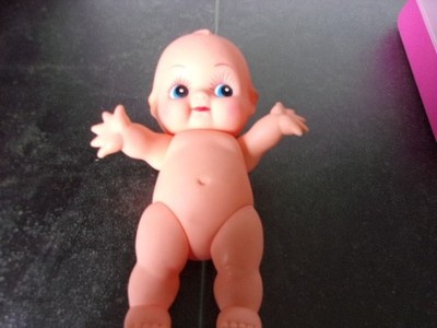 Kleine Püppi zum Spielen, klitzekleiner Fleck auf dem rechten Bein, 21 cm groß