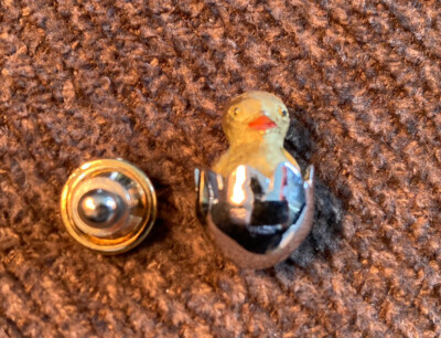 VINTAGE AVON HATCHING CHICK IN EGG LAPEL PIN GOLD SILVER TONE EASTER SPRING
