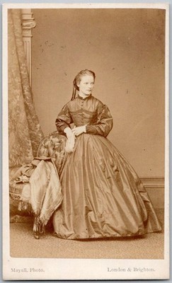 CDV 1870 Junge viktorianische Dame in prächtiger Seidenkrinoline, Mayall