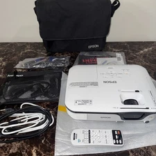 Epson EX3212 Portable Projector  Hrs BUNDLE Remote, Case Mint Condition W Cables