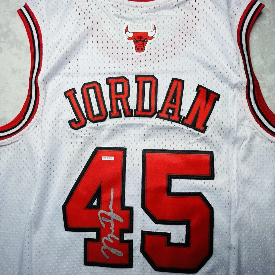 (LEYENDAS) Camiseta firmada por Michael Jordan 45 Allen Iverson autografiada por Beckett Foto 3 de 4