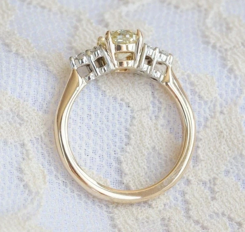 Anillo de compromiso nupcial FN de oro amarillo de 14 quilates con diamantes creados en laboratorio canario corte cojín Foto 4 de 4