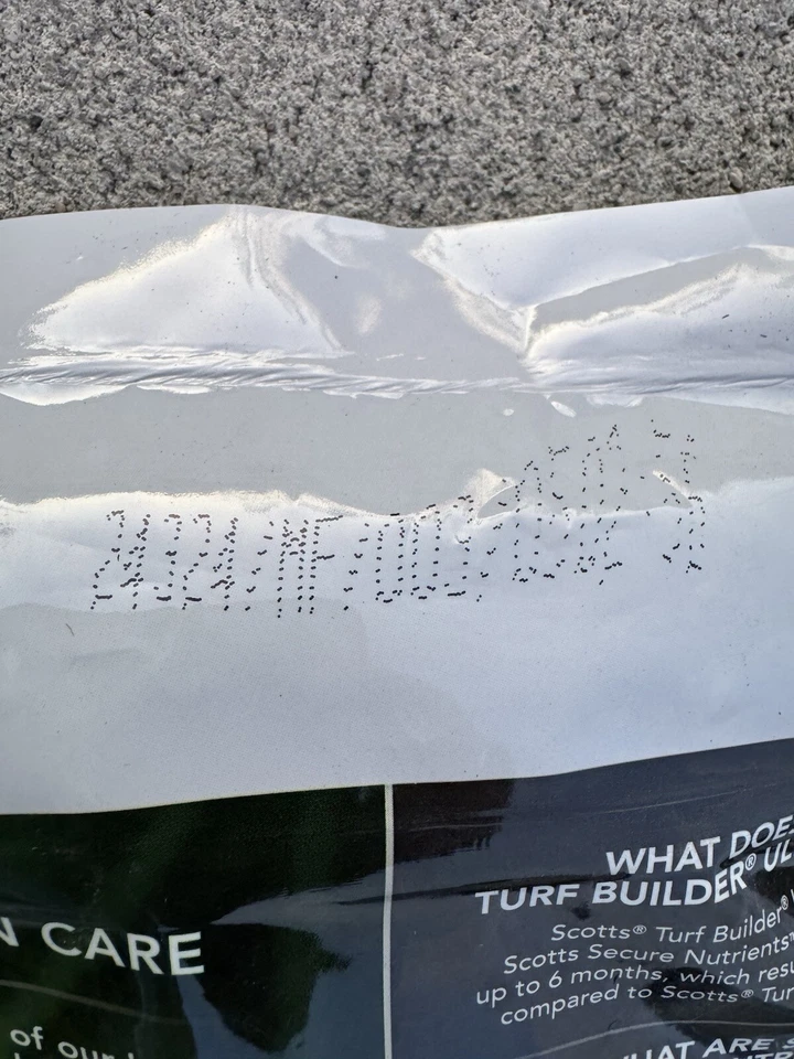 Cubiertas Ultrafeed para constructores de césped de 20 libras hasta 8.889 cuadrados Fertilizante de larga duración para pies Foto 4 de 4