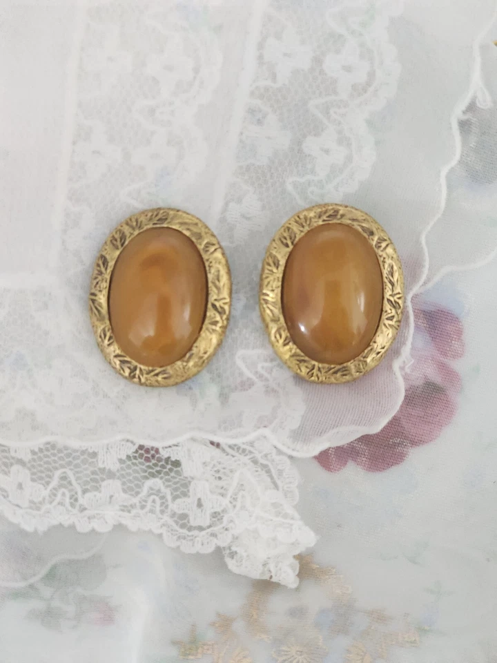 PENDIENTES CLIP VINTAGE LIZ CLAIBORNE ALTA COSTURA OVALADOS IMITACIÓN CORNALINA CABUJÓN TONO DORADO Foto 2 de 4