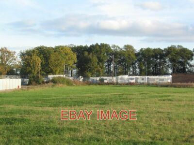 FOTOSICHERER WOHNWAGENPARKPLATZ VOR DEM FLUGPLATZ DEENETHORPE STARKER ZAUN UND RASIERMESSER -