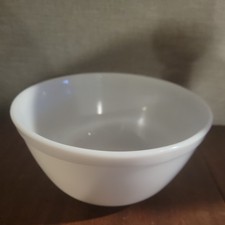 Vintage Pyrex 26 True Opal White Small Mixing...