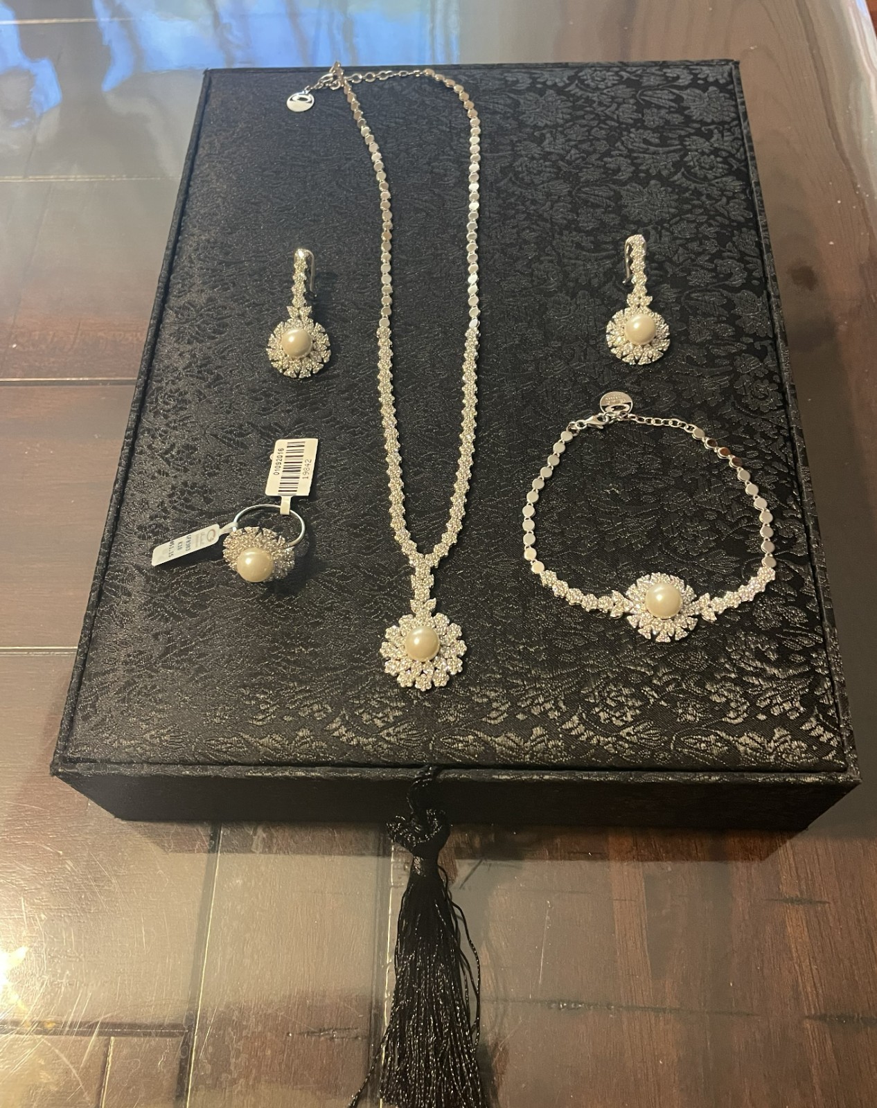 KSA 18K 750 White Gold Jewelry Set: Necklace, Bracelet, Ring, & Earrings.51.15 g