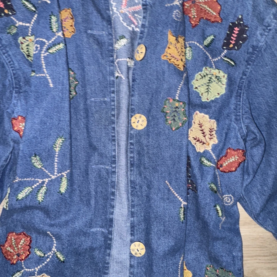 Chaqueta de mezclilla para mujer New Direction XLarge azul bordada flores abotonadas de colección Foto 3 de 4
