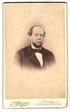 Photo C. Peigné, Tours, Rue Néricault-Destouches 2, Porträt eines Herrn in Anzu 