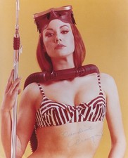 Claudine Auger Originalautogramm auf Großfoto "James Bond"