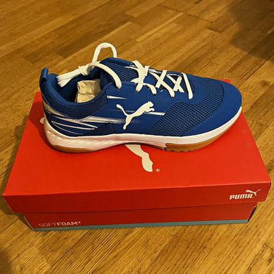 PUMA Varion II Jr Jungen Handball Hallenschuhe Low Top Blau/Weiß EU 38,5