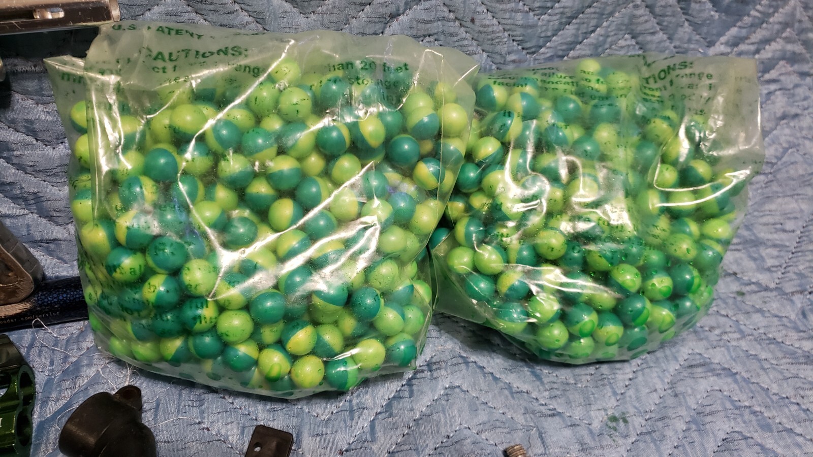 PAINTBALL GUN AND PARTS LOT WITH PAINTBALLS MARKER 6PAINTBALL MARKER