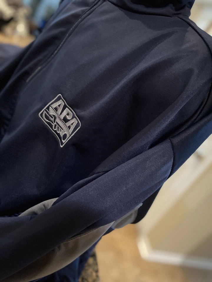 🔥APA Division Rep🔥Chaqueta de conducción tricot cepillada| 4XL para hombre|Por Badger Sport|Azul marino Foto 3 de 4