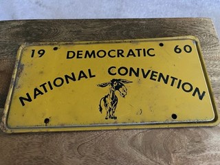 1960 DEMOCRATIC NATIONAL CONVENTION LICENSE PLATE JFK. YELLOW/METAL