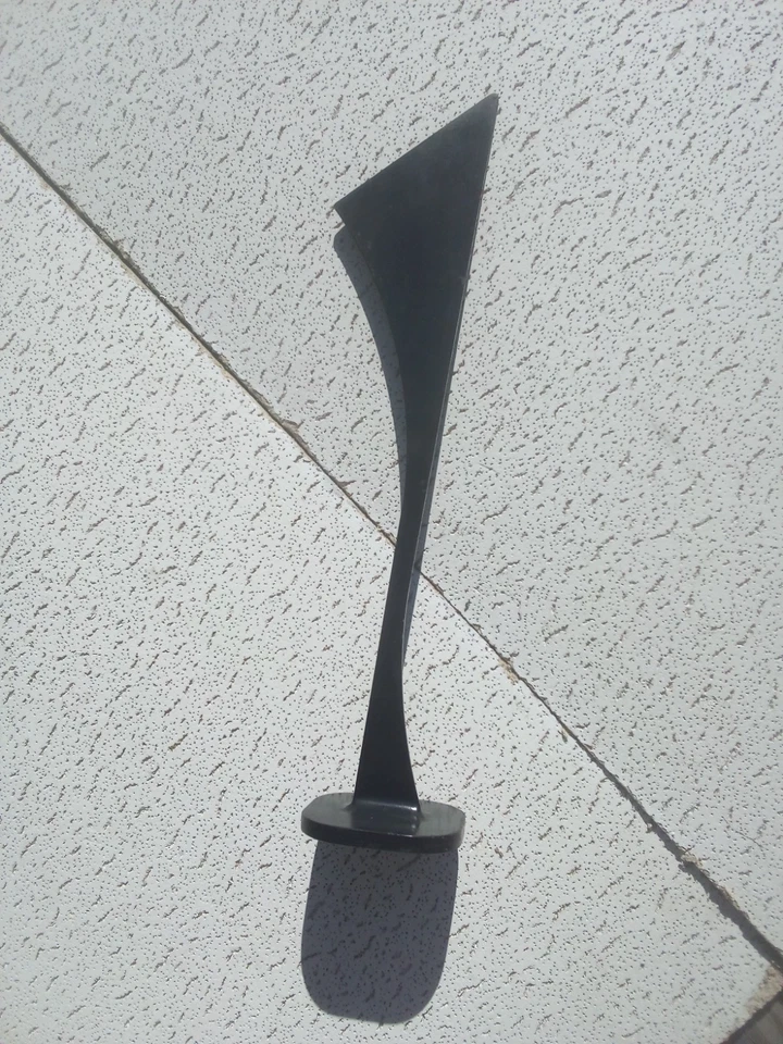 Escultura moderna de arte abstracto en metal símbolo de FUERZA 24 1/4" con base negro brillante Foto 4 de 4