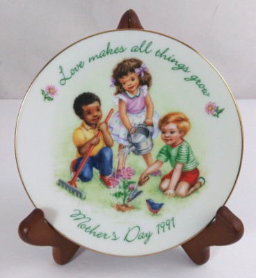 1991 Avon Love Makes All Things Grow Mother's Day 5.25'' Decorative Plate